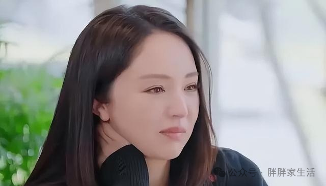 48-Year-Old Dong Xuan Exposed: Zhang Weiyi's Bluetooth Headphones 'Welded' to His Ears, Dropping Connection During Family Meeting, Netizens Ask: Is This True Love or Solo Mode?