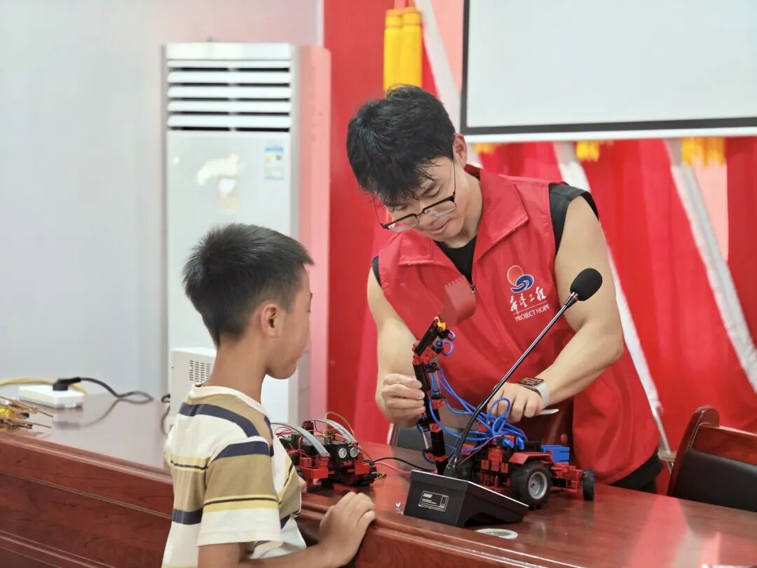 Interesting Summer Classes in Mashan, Meitan: Water Safety, AI Robots, and Crafts!