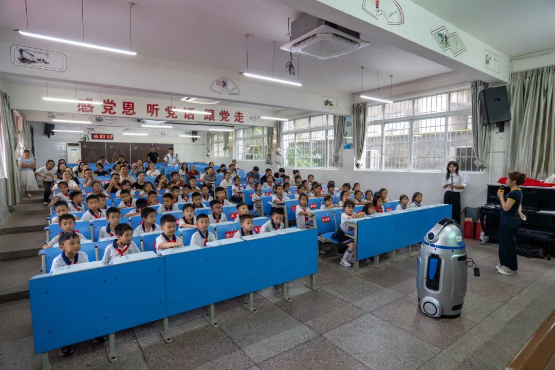 The First AI Robot Teacher in Fuquan City Joins the First Primary School, Opening a New Chapter in the Integration of Arts and Technology in Education