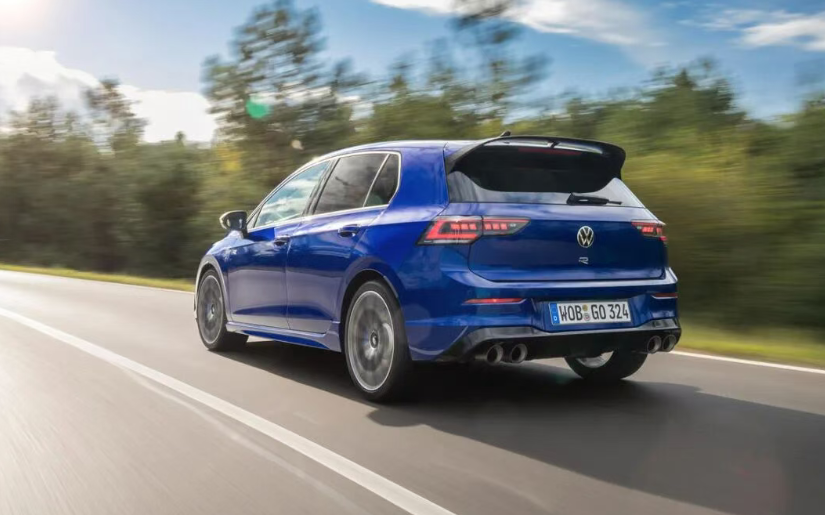 The Ultra-Powerful Volkswagen Golf R Equipped with Audi's 2.5T Turbo Engine, Boasting 400 Horsepower and 0-100 km/h in 3.8 Seconds!