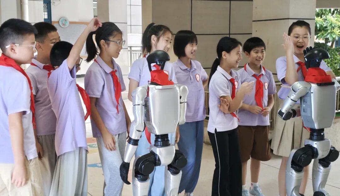 The Future is Here! The Robot 'New Classmate' Takes Office, AI-Themed Ceremony Kicks Off an Innovative Journey
