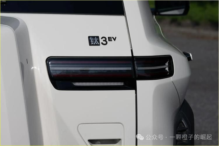 BYD Goes All Out! 4.9s to 100 km/h with the Powerful All-Wheel Drive Yunnian-C, Starting at Over 130,000 Yuan, Shocking the Internet!