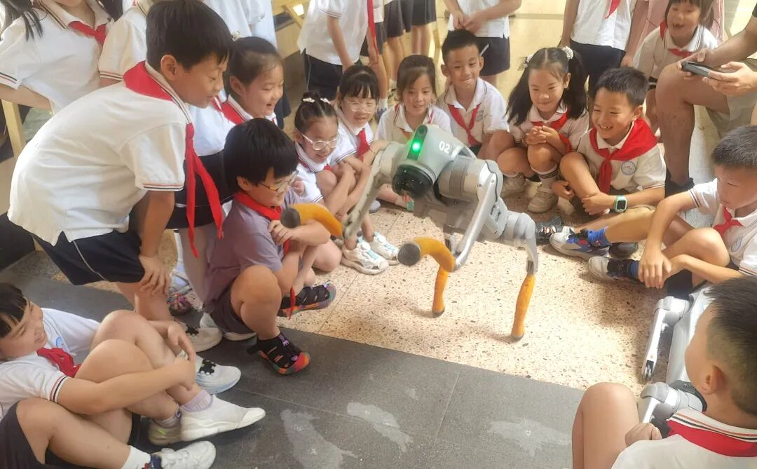 Back to School Season: Robots Welcoming Students, AI Li Bai Answering Questions... The First Day of School is So Cool!