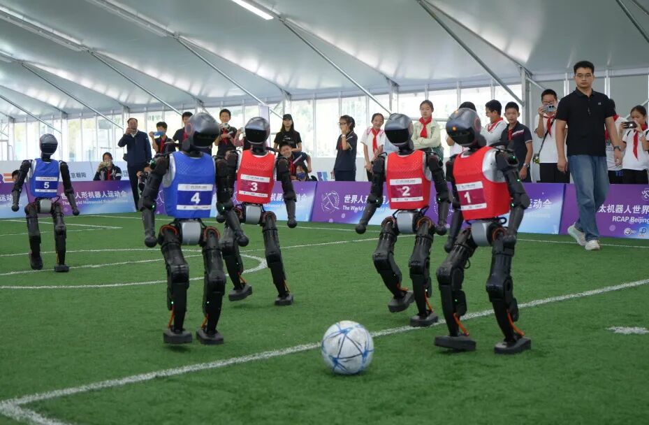 Humanoid Robots and Students from Chen Jinglun School Have Fun at the 'Ice Ribbon'! Dance Show, Soccer Showdown, and Exploring the 'Panda Eye'...