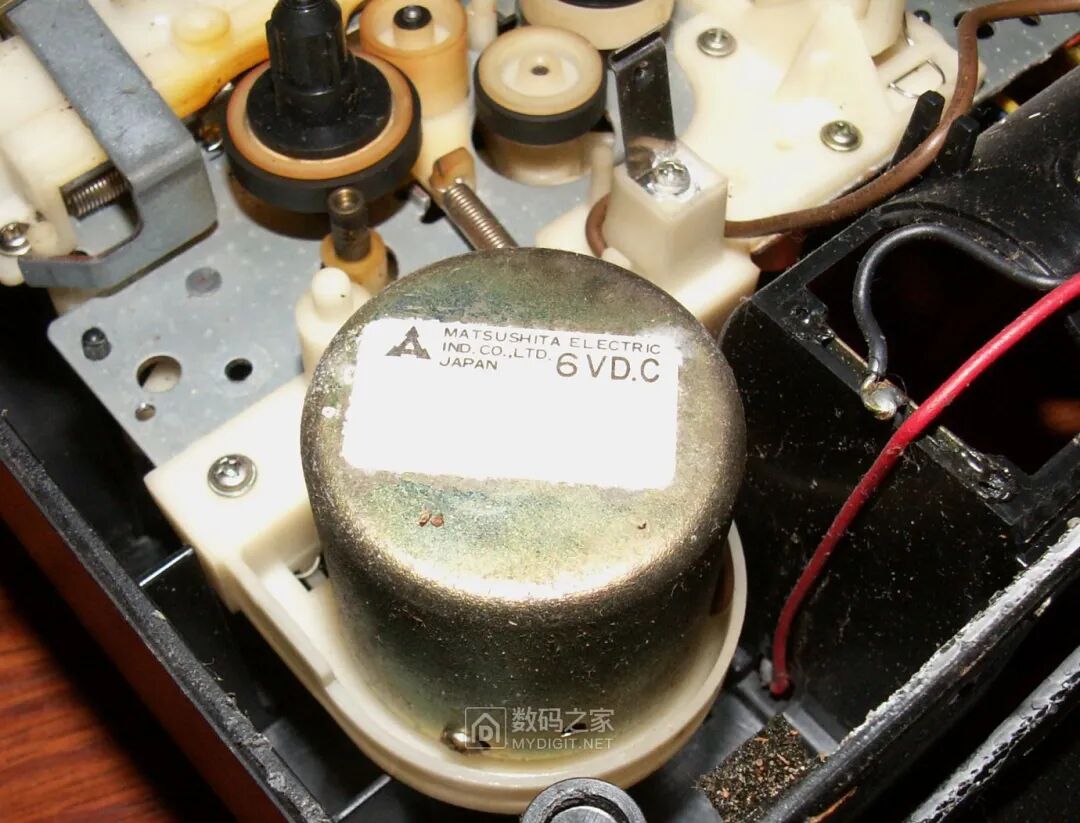 Disassembling a 50-Year-Old Panasonic Tape Recorder: Circuit Board Details Worth Seeing