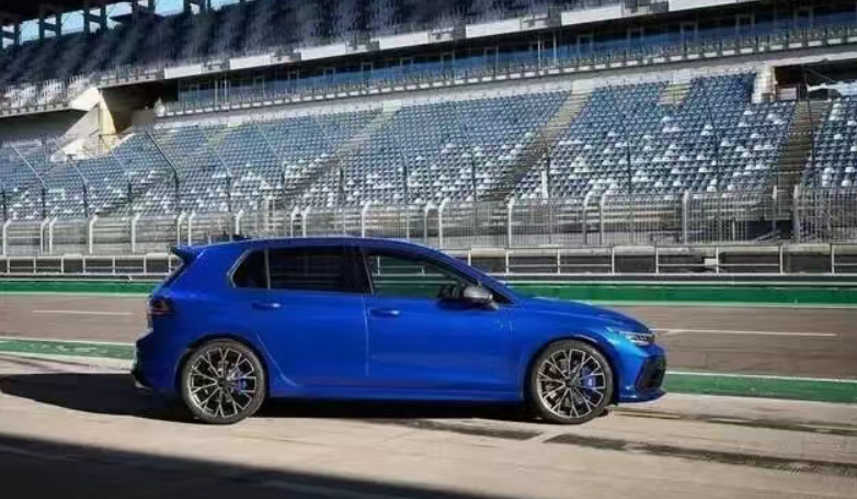 The Ultra-Powerful Volkswagen Golf R Equipped with Audi's 2.5T Turbo Engine, Boasting 400 Horsepower and 0-100 km/h in 3.8 Seconds!
