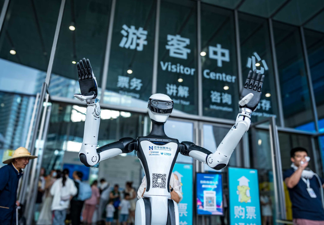 Chengdu High-tech Zone's Robot + AI Products Participate in Real-World 'Training Drill'!