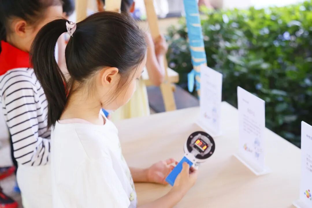 Back to School Season: Robots Welcoming Students, AI Li Bai Answering Questions... The First Day of School is So Cool!