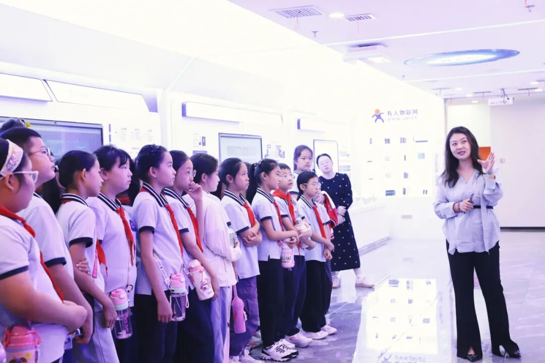 Exploring the Internet of Things: Igniting Technological Dreams | Students from Jinan Lishan Bilingual School Enter the World of IoT