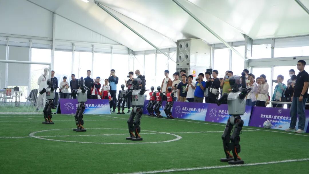 Humanoid Robots and Students from Chen Jinglun School Have Fun at the 'Ice Ribbon'! Dance Show, Soccer Showdown, and Exploring the 'Panda Eye'...