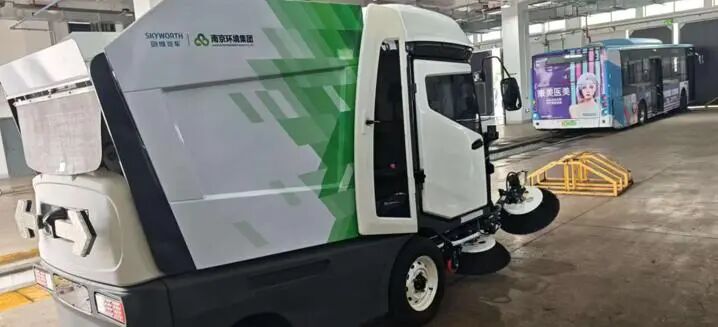 Major Developments in Smart Environmental Protection: Nanjing Environmental Group's AI Cleaning Robot Delivered Across Provinces, Setting a Benchmark for the Smart Environmental Market!