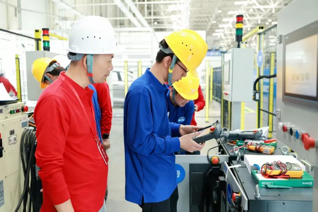 Competition in Robot Operation and Intelligent Connected New Energy Vehicle Maintenance: Skilled Talents from Sichuan and Chongqing Gather in Yibin