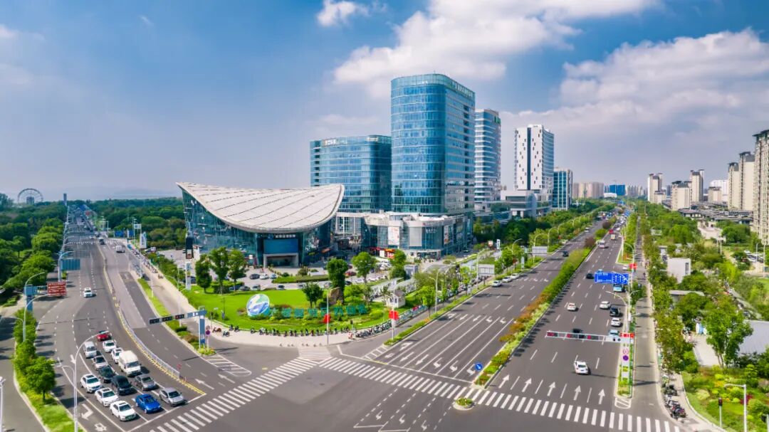 Robots as Store Clerks: A Busy Scene by Taihu Lake