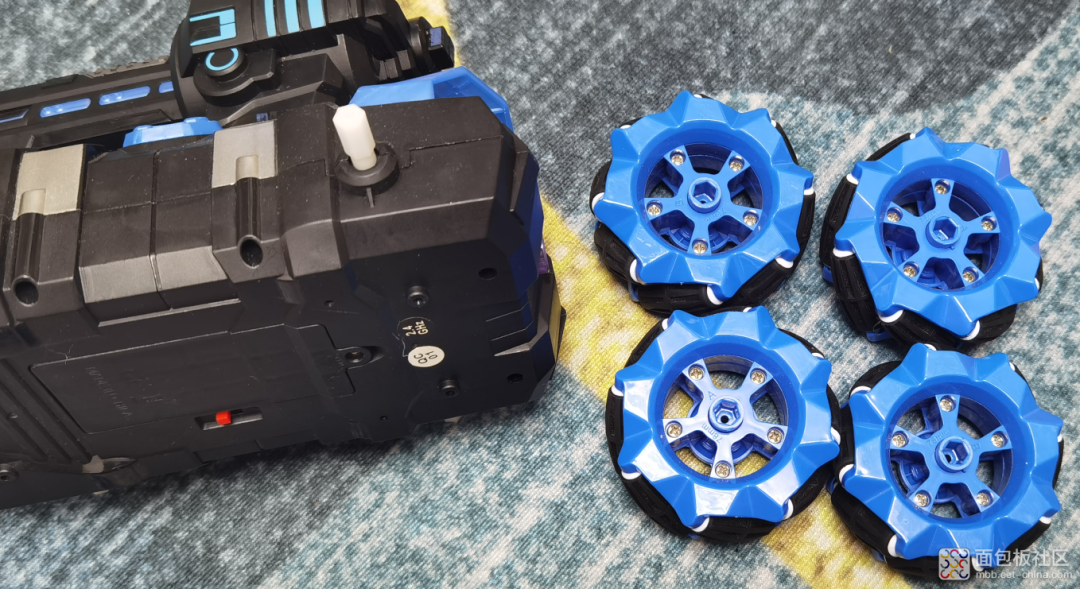 Curious Disassembly of My Son's Toy Tank: Single-Layer Circuit Board + Multiple Motors, Supporting So Many Functions!