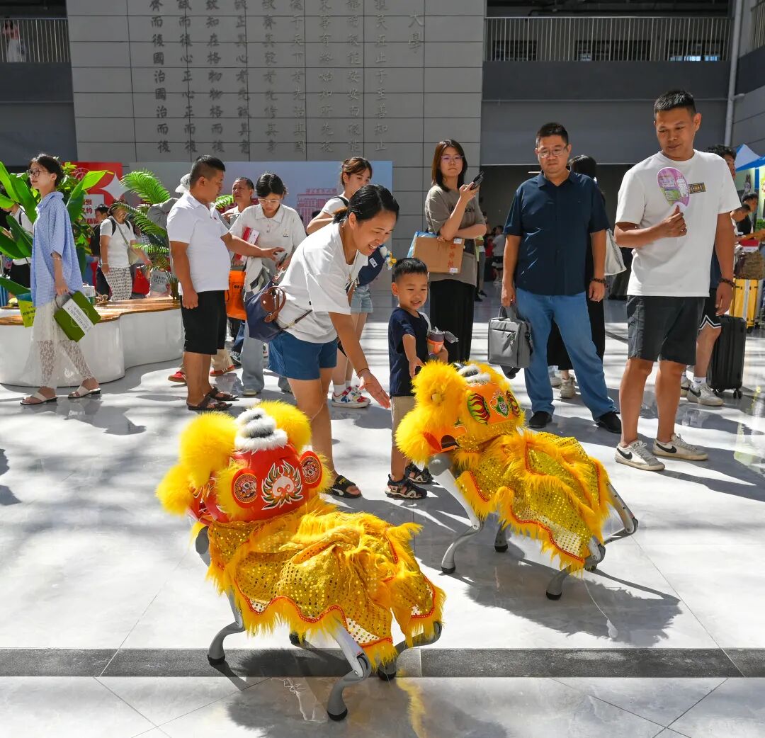 New Students Meet the 'Robot Senior' at Nanjing University’s New Campus
