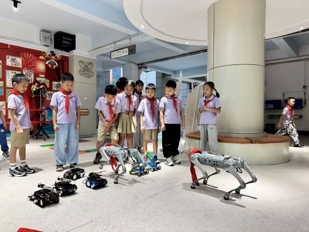 The Future is Here! The Robot 'New Classmate' Takes Office, AI-Themed Ceremony Kicks Off an Innovative Journey