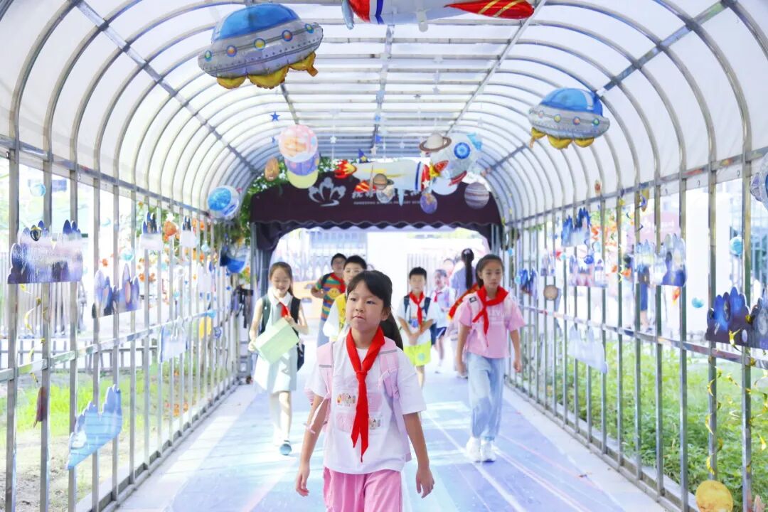 Back to School Season: Robots Welcoming Students, AI Li Bai Answering Questions... The First Day of School is So Cool!