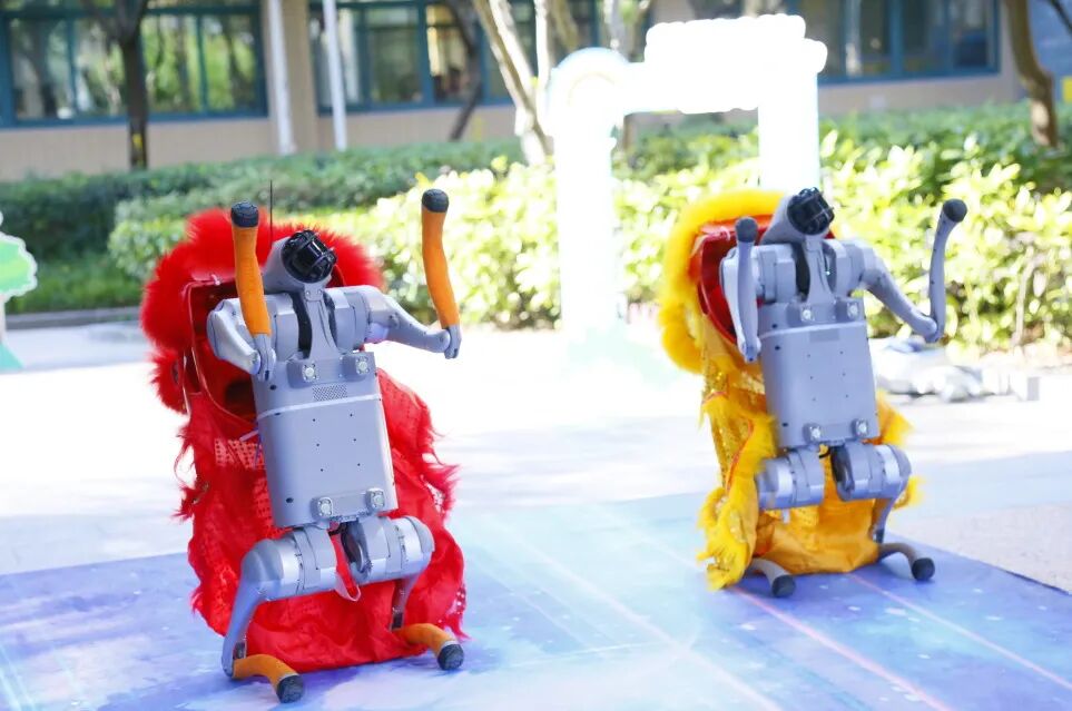 Back to School Season: Robots Welcoming Students, AI Li Bai Answering Questions... The First Day of School is So Cool!