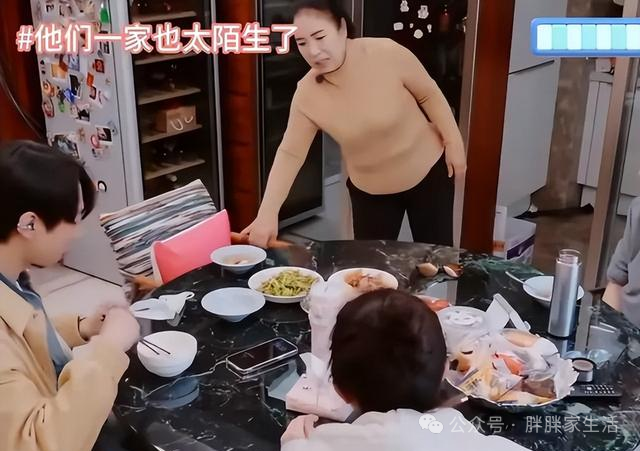 48-Year-Old Dong Xuan Exposed: Zhang Weiyi's Bluetooth Headphones 'Welded' to His Ears, Dropping Connection During Family Meeting, Netizens Ask: Is This True Love or Solo Mode?