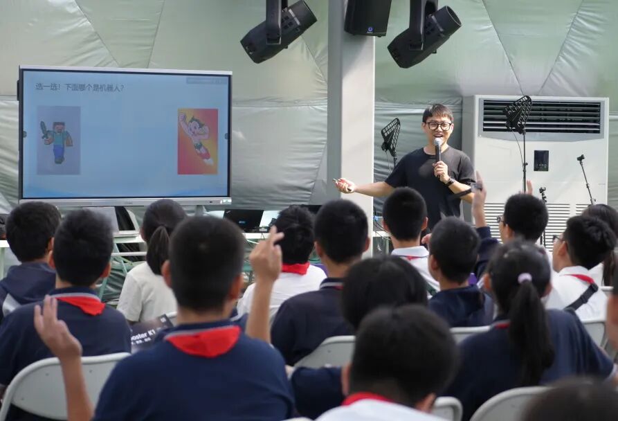 Humanoid Robots and Students from Chen Jinglun School Have Fun at the 'Ice Ribbon'! Dance Show, Soccer Showdown, and Exploring the 'Panda Eye'...