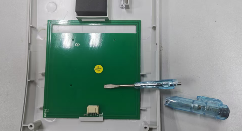 Disassembling the "Resident Identity Card Reader" - Is This Antenna Circuit Board Stuck with Strong Adhesive?