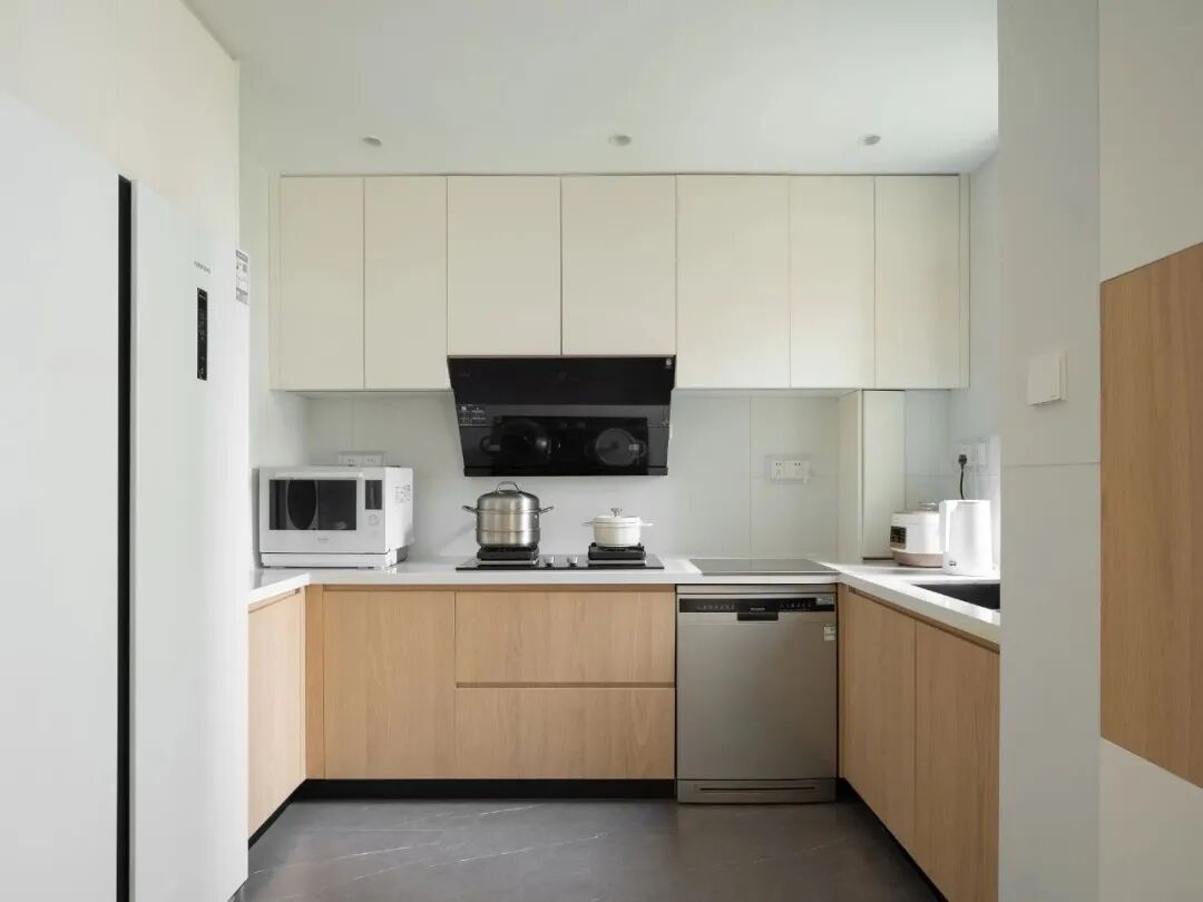 Maximizing Kitchen Space with Embedded Storage and Smart Design