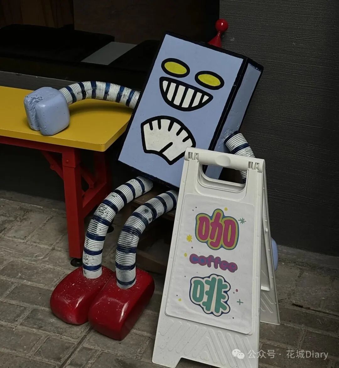 A Fascinating Robot Coffee Shop in Guangzhou