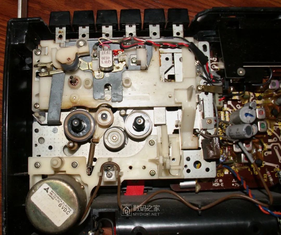 Disassembling a 50-Year-Old Panasonic Tape Recorder: Circuit Board Details Worth Seeing