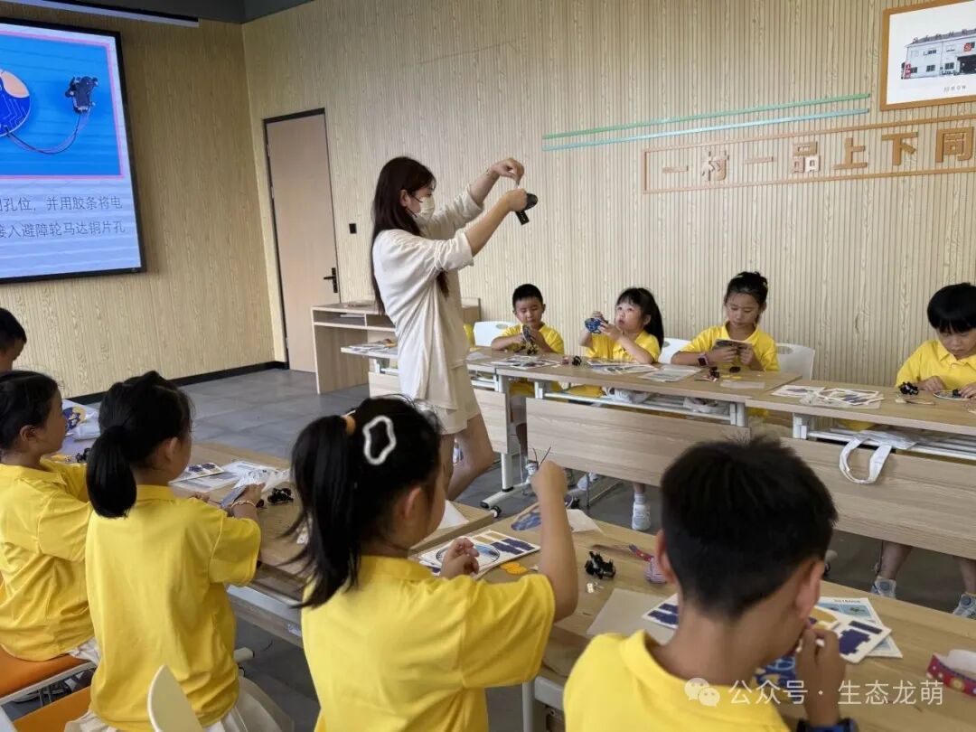 DIY Obstacle Avoidance Robot at the 'Little Farmer' Training Camp