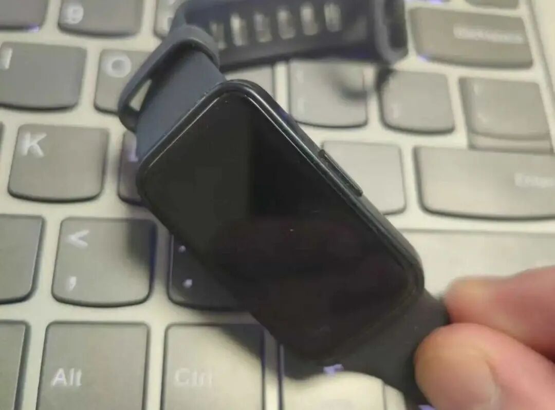 Disassembling the Huawei Band: Exploring the Main Control Chip