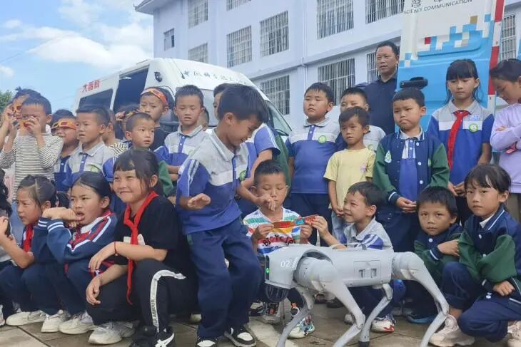 AI Robots Dance and Robotic Dogs Showcase Skills! Wenshan Science Association Engages Students at Yanshan Ameng Primary School with Interactive Experiments to Bring Knowledge to Life