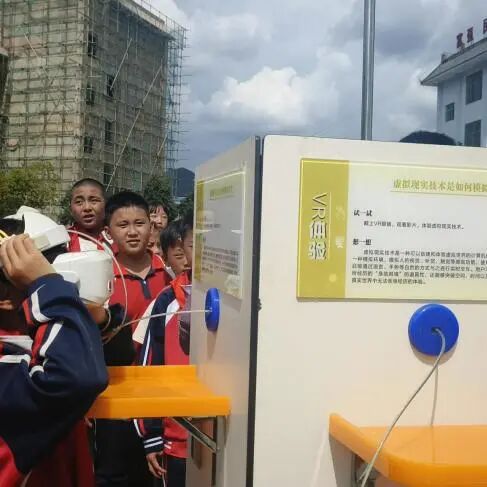 AI Robots Dance and Robotic Dogs Showcase Skills! Wenshan Science Association Engages Students at Yanshan Ameng Primary School with Interactive Experiments to Bring Knowledge to Life