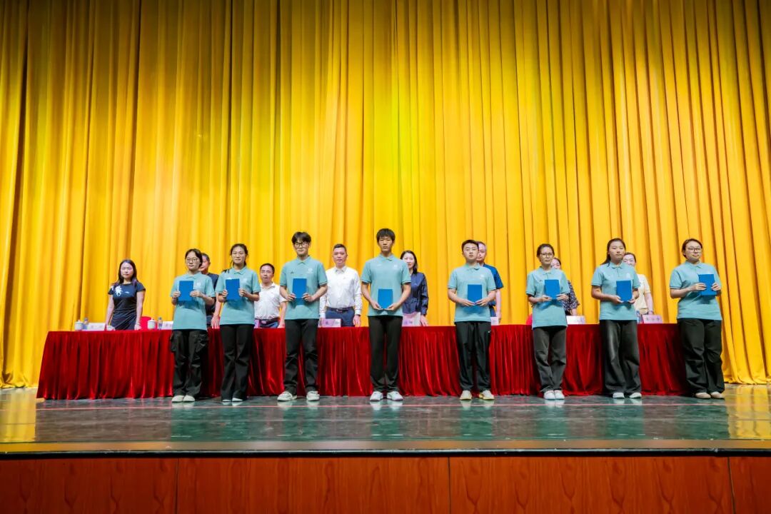 Opening Ceremony for the 2025 Freshmen at the Internet of Things Engineering College