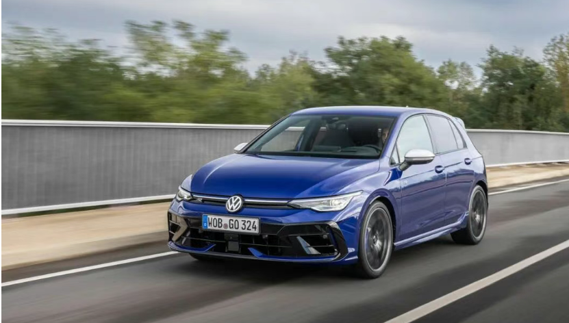 The Ultra-Powerful Volkswagen Golf R Equipped with Audi's 2.5T Turbo Engine, Boasting 400 Horsepower and 0-100 km/h in 3.8 Seconds!