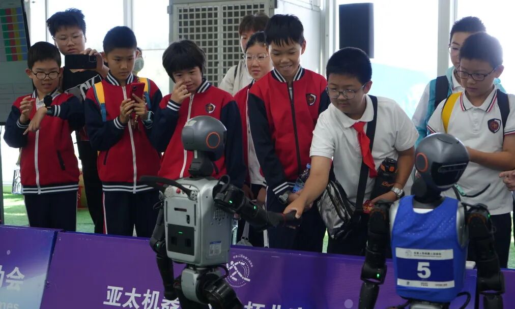 Humanoid Robots and Students from Chen Jinglun School Have Fun at the 'Ice Ribbon'! Dance Show, Soccer Showdown, and Exploring the 'Panda Eye'...