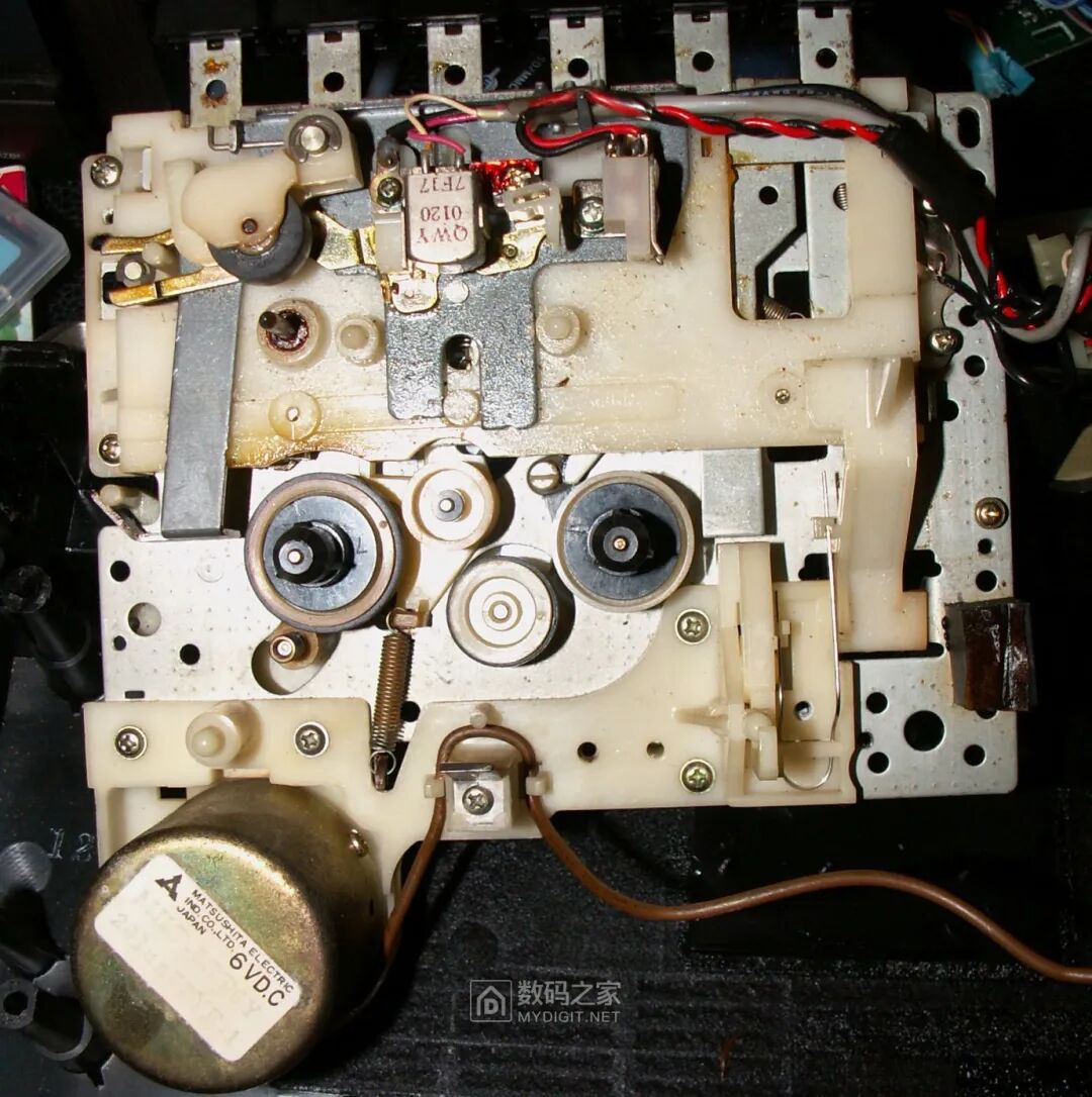 Disassembling a 50-Year-Old Panasonic Tape Recorder: Circuit Board Details Worth Seeing