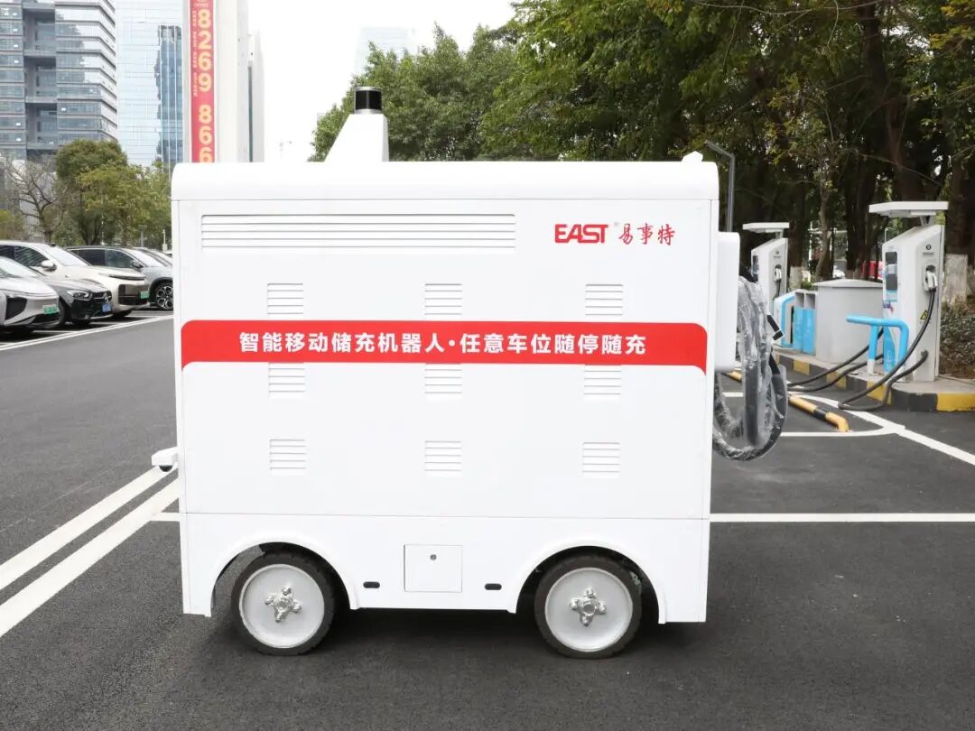 AI-Powered Charging! Easiest Mobile Energy Storage Robot Provides Quick Charging On-Demand