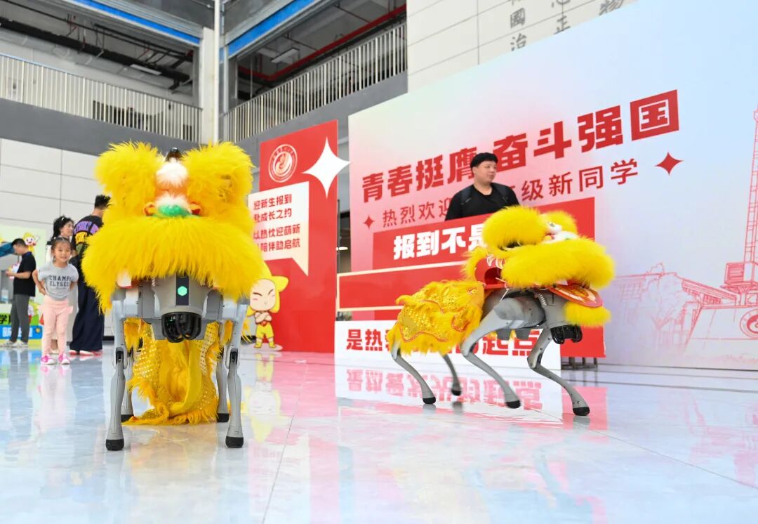 New Students Meet the 'Robot Senior' at Nanjing University’s New Campus