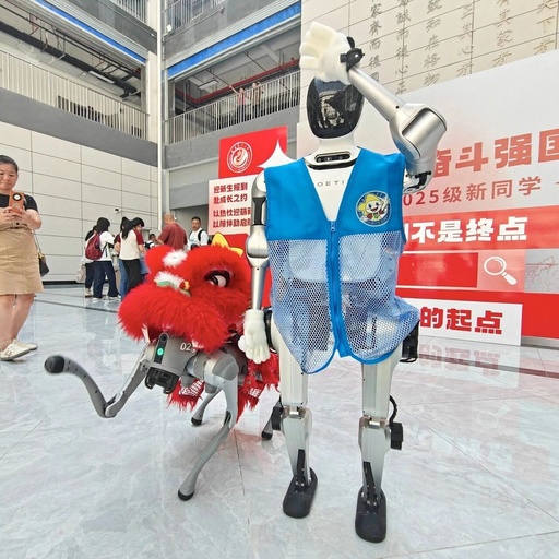 New Students Meet the 'Robot Senior' at Nanjing University’s New Campus