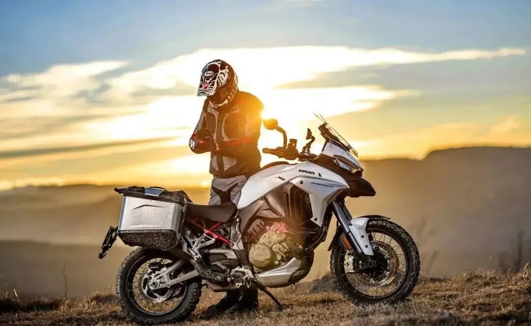 2022 Ducati Multistrada V4 S: Upgraded Electronic Suspension and Automatic Seat Height Adjustment