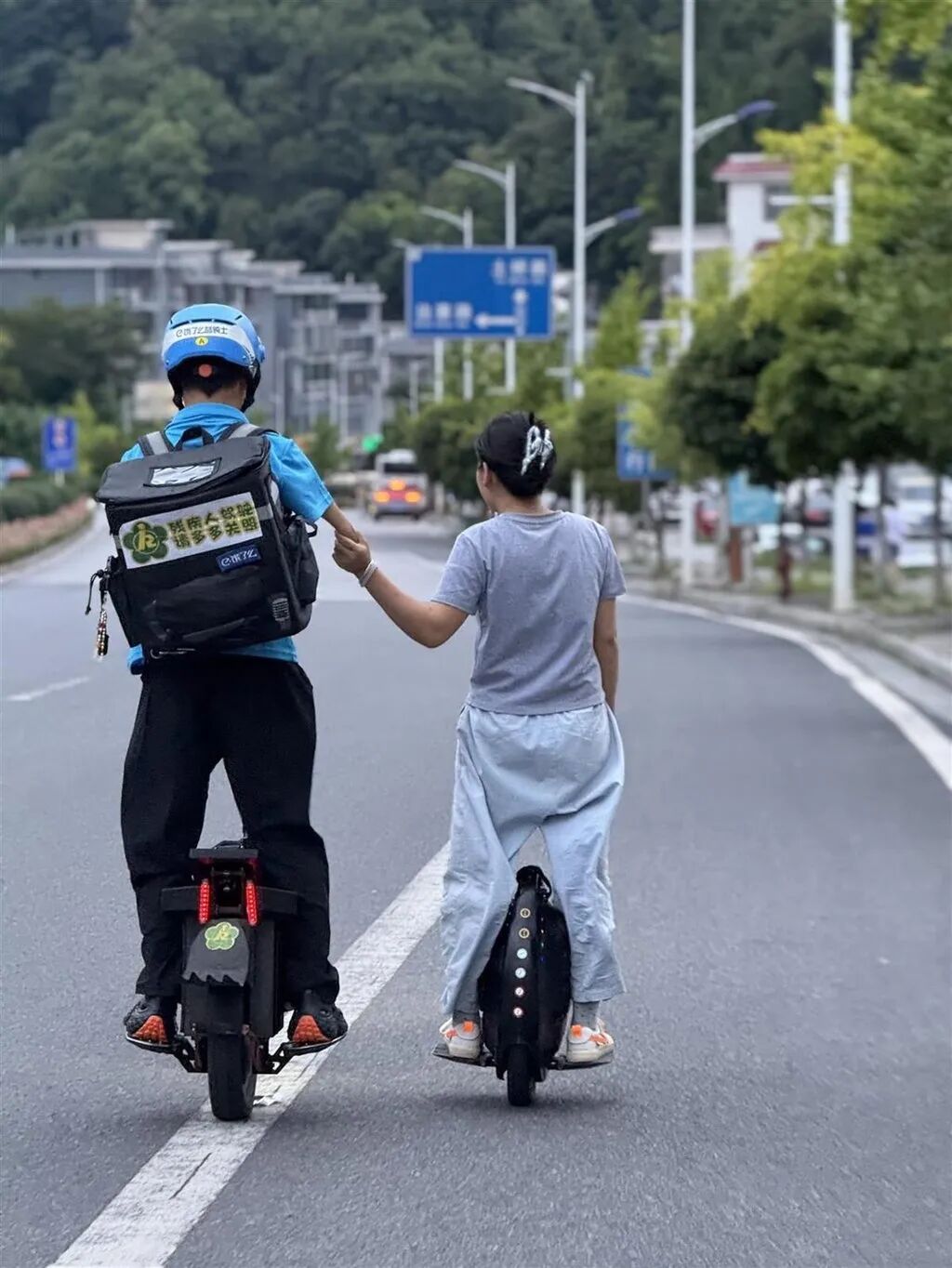 Armless Man Delivers Food on Unicycle, Uses Lips to Call Customers