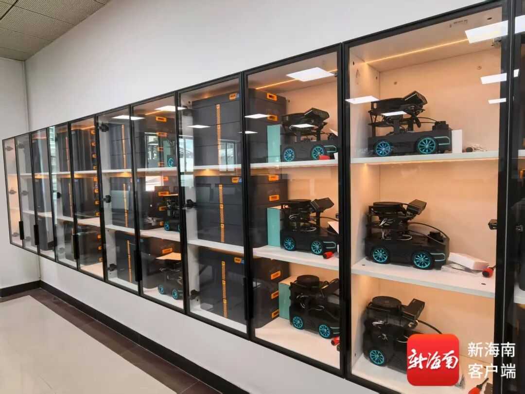 Focusing on 'AI + Robotics' Talent Development: Hainan Vocational College of Commerce Establishes Artificial Intelligence Industry College