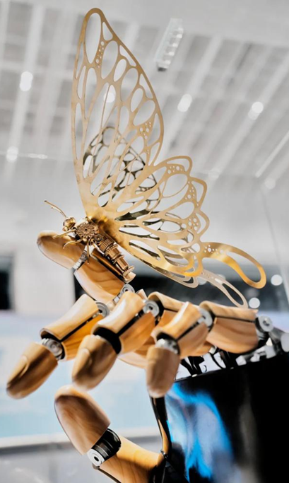 The Artistic Symbiosis Experiment of AI and Robotics
