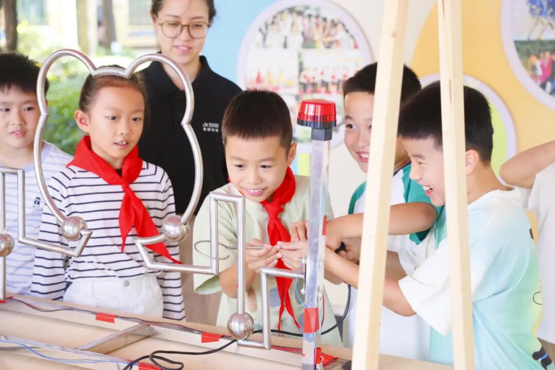 Back to School Season: Robots Welcoming Students, AI Li Bai Answering Questions... The First Day of School is So Cool!