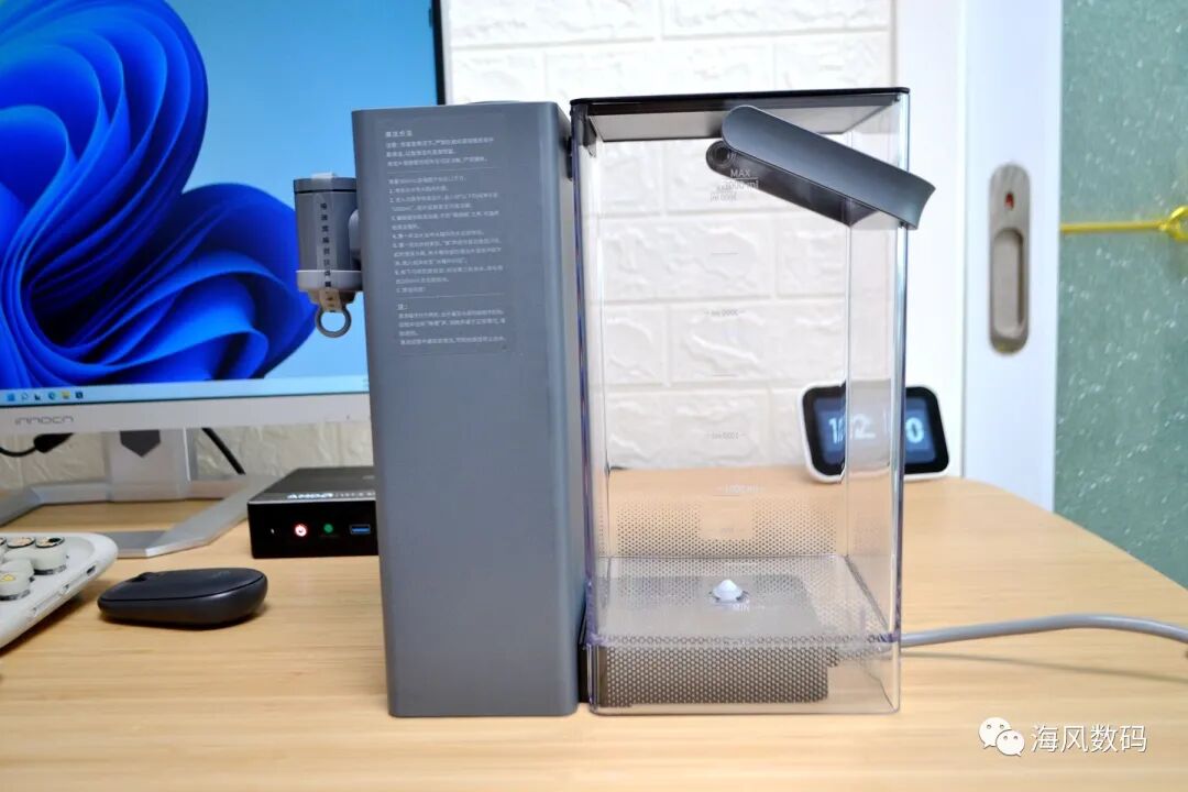 Transforming My Workspace with a Mini Host and a Water Dispenser for a Minimalist Desk