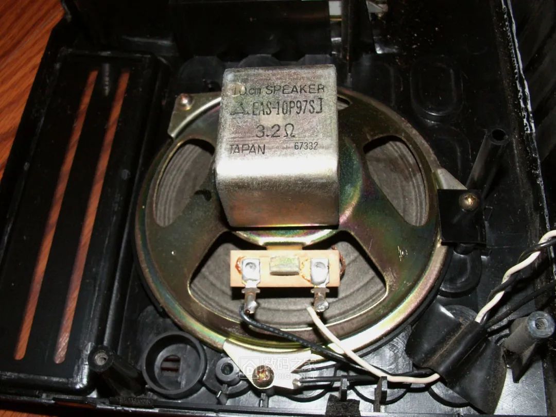 Disassembling a 50-Year-Old Panasonic Tape Recorder: Circuit Board Details Worth Seeing