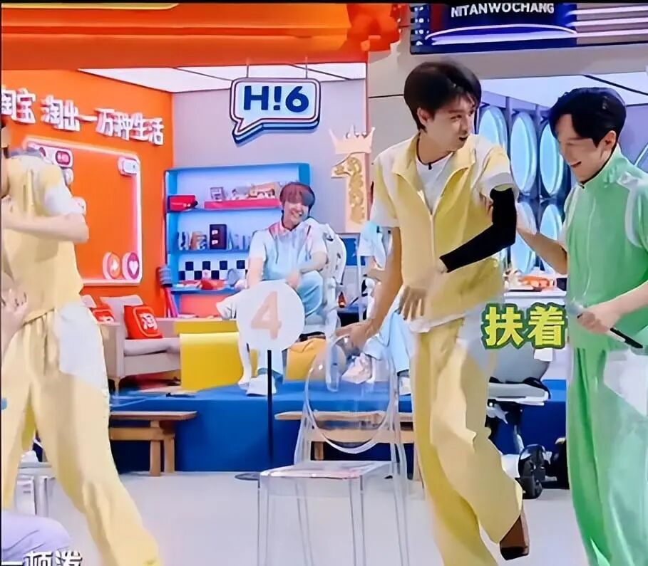 The Resilience of Qin Xiaoxian: Standing in the Spotlight with an Umbrella While Others Fade