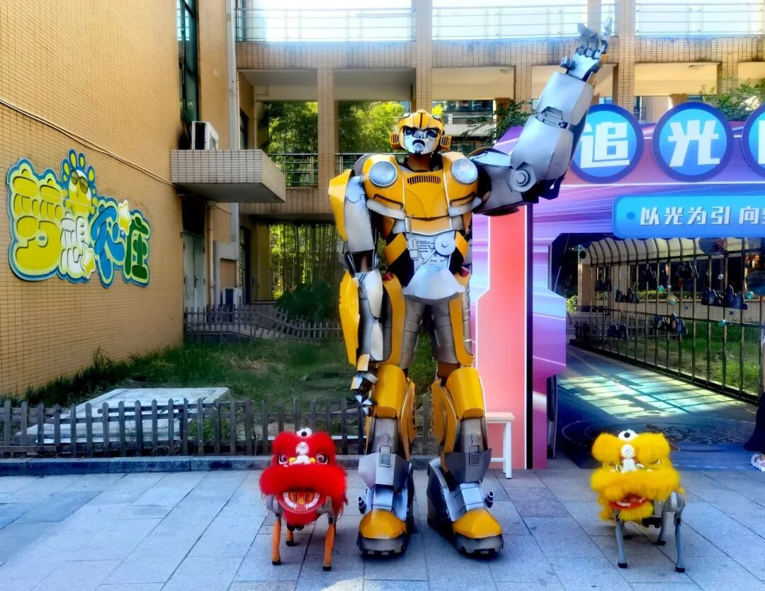 Back to School Season: Robots Welcoming Students, AI Li Bai Answering Questions... The First Day of School is So Cool!