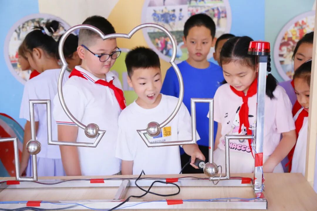 Back to School Season: Robots Welcoming Students, AI Li Bai Answering Questions... The First Day of School is So Cool!