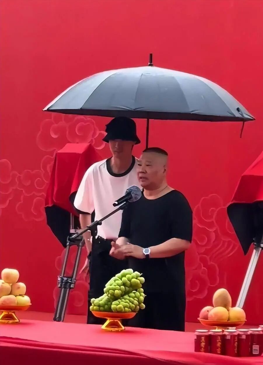 The Resilience of Qin Xiaoxian: Standing in the Spotlight with an Umbrella While Others Fade